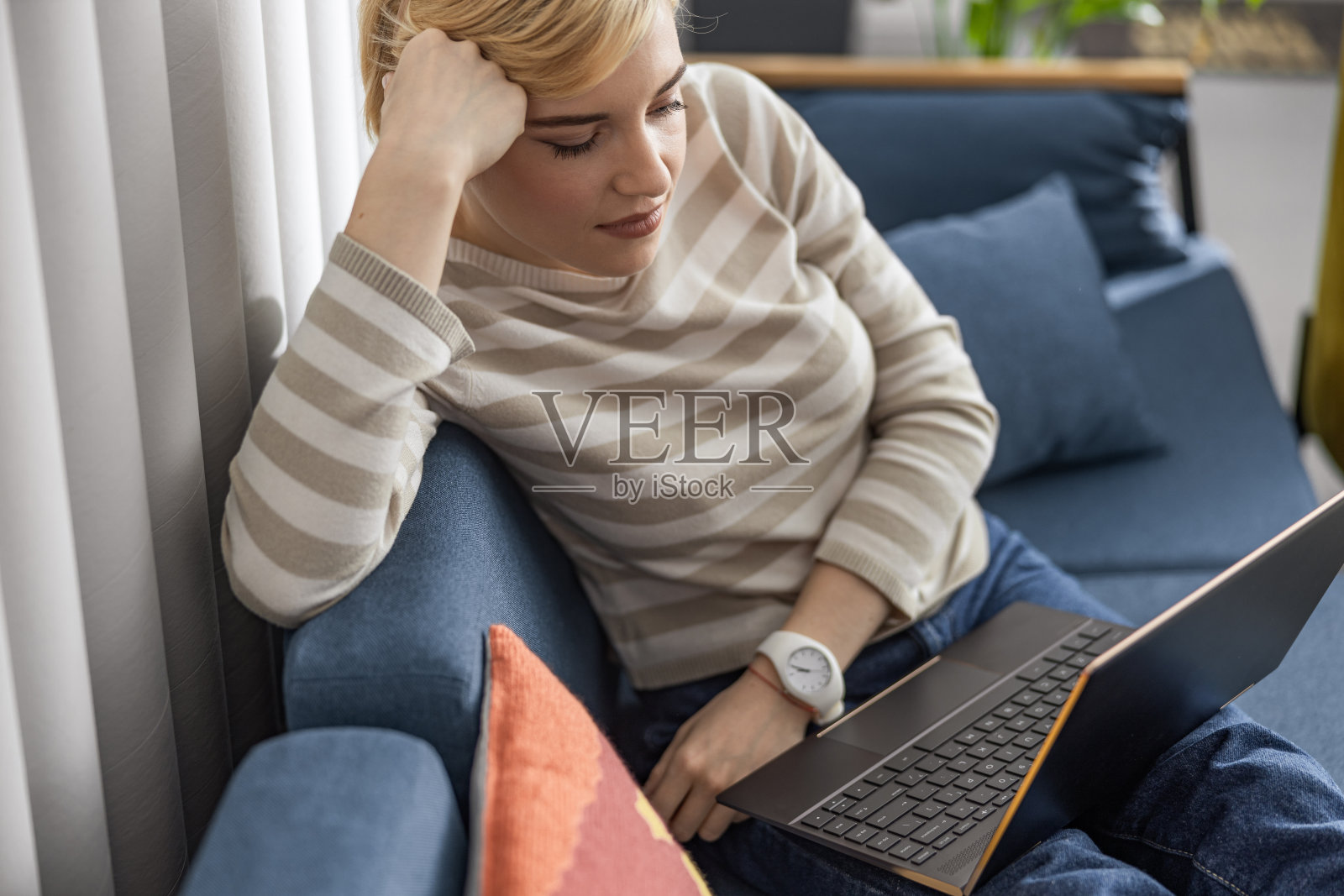 年轻漂亮的女人在看笔记本电脑的屏幕照片摄影图片