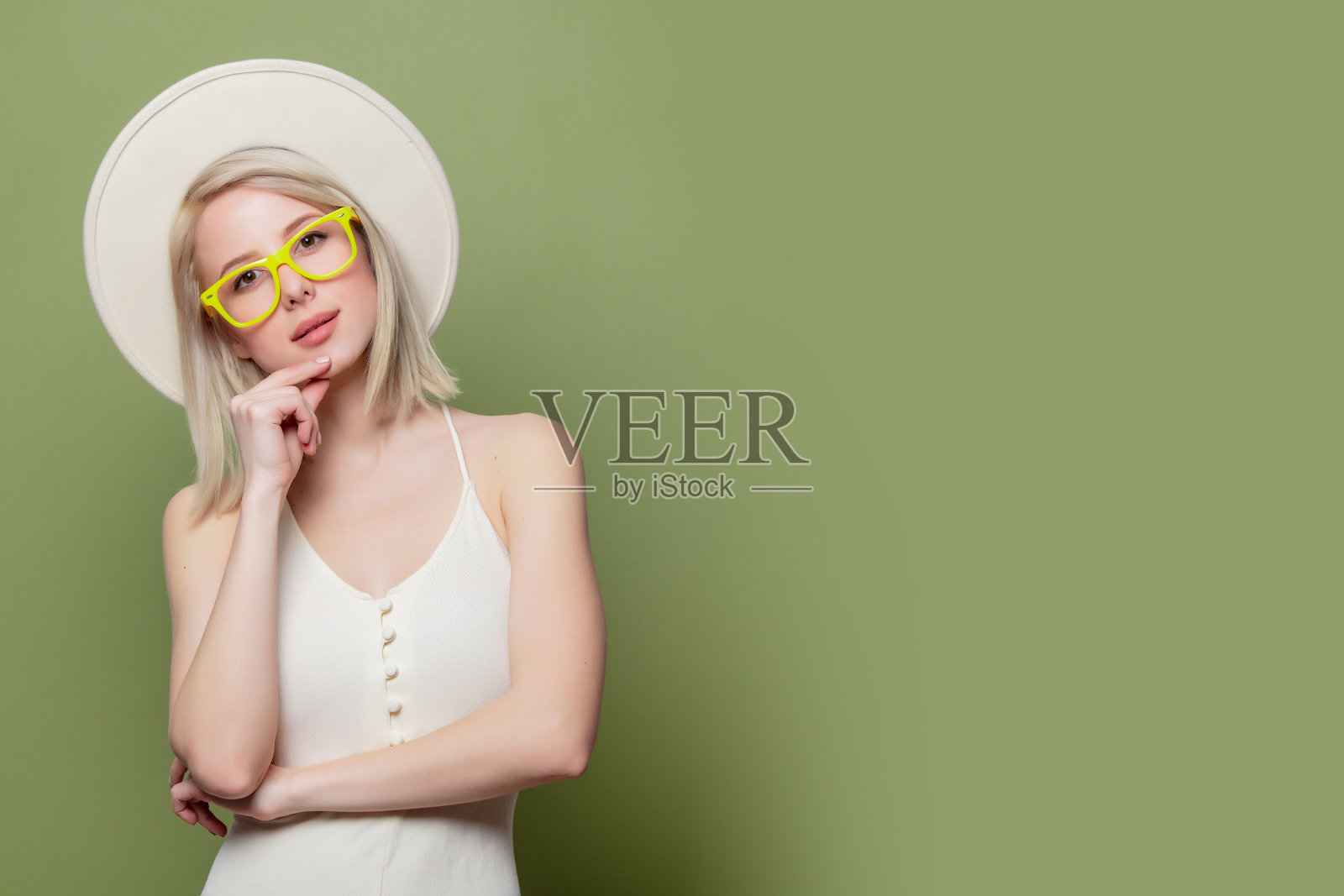 戴眼镜和白色帽子的漂亮金发女孩照片摄影图片