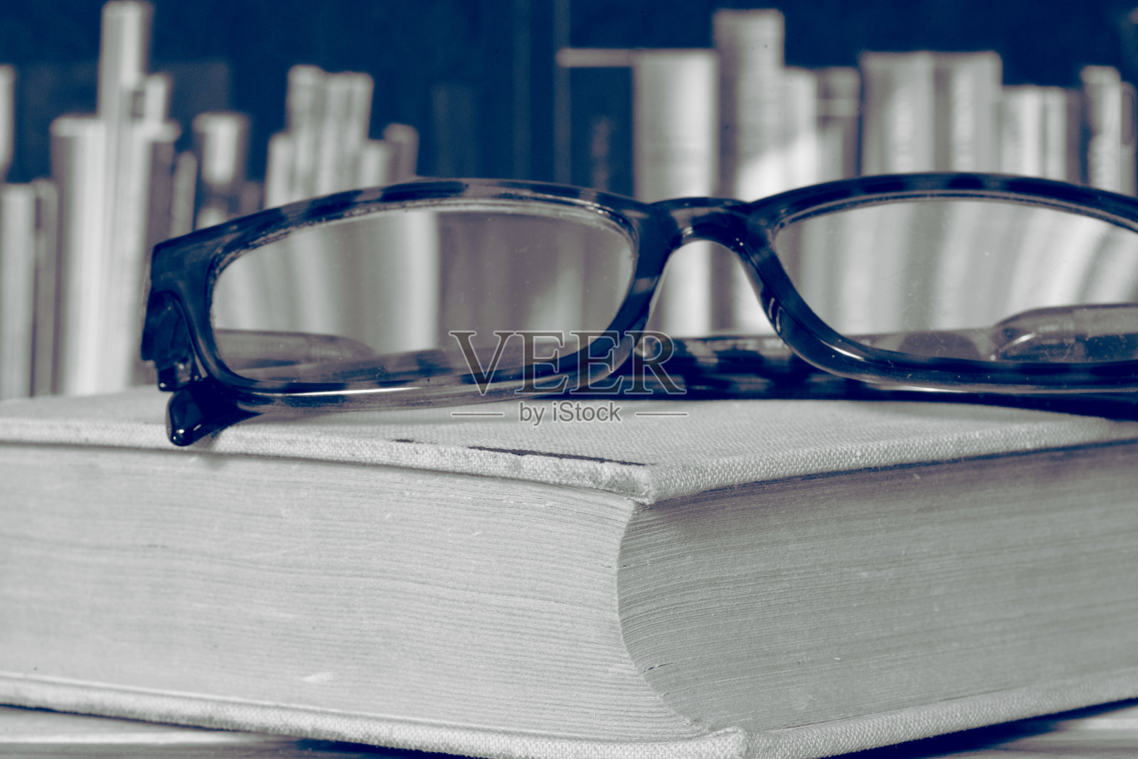 眼镜、书籍和图书馆照片摄影图片