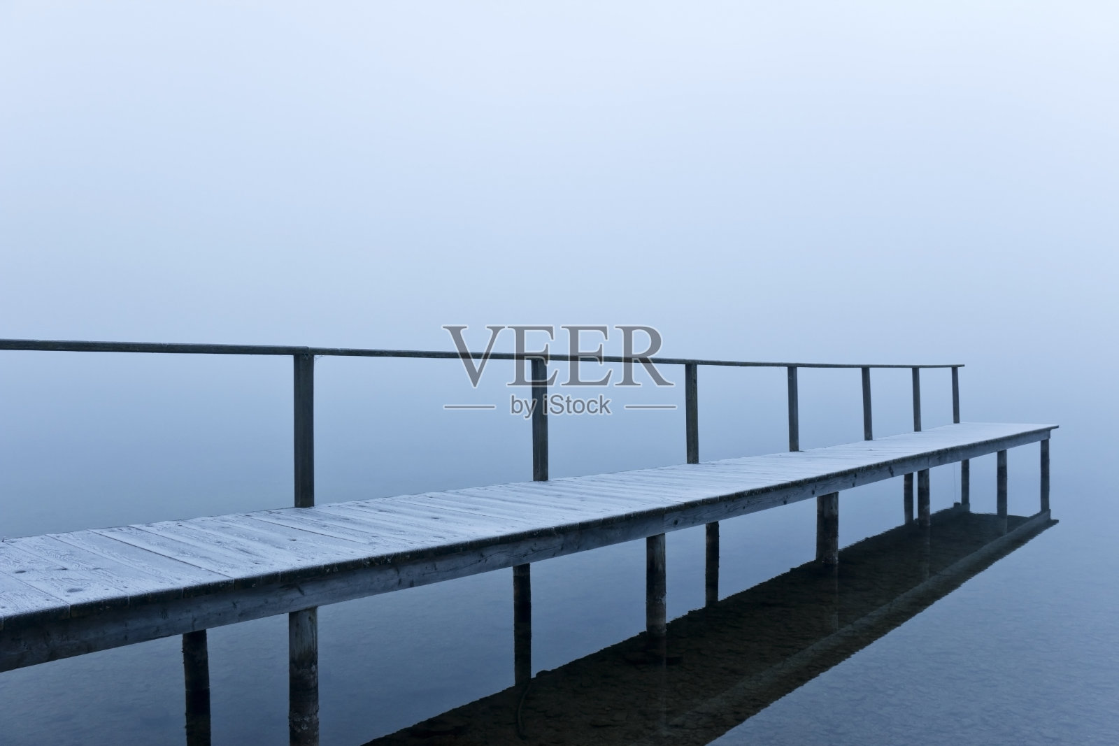 长码头在一个湖覆盖着雾照片摄影图片