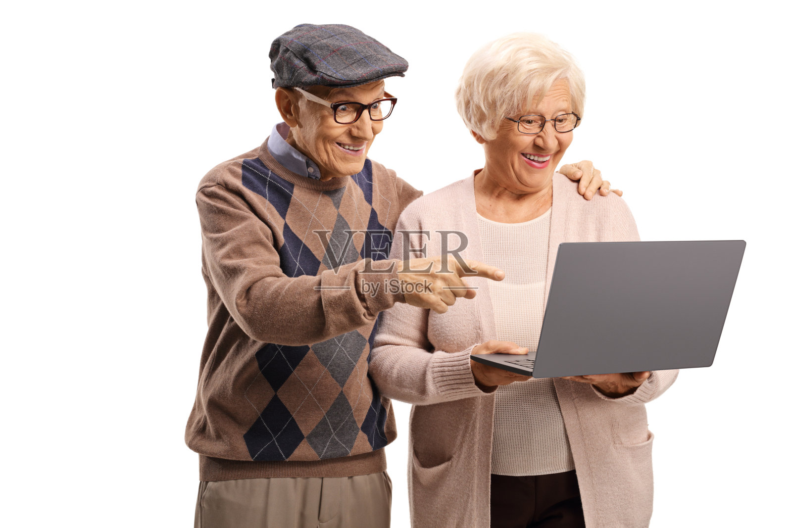 一名老年男子和一名妇女正在看一台笔记本电脑照片摄影图片