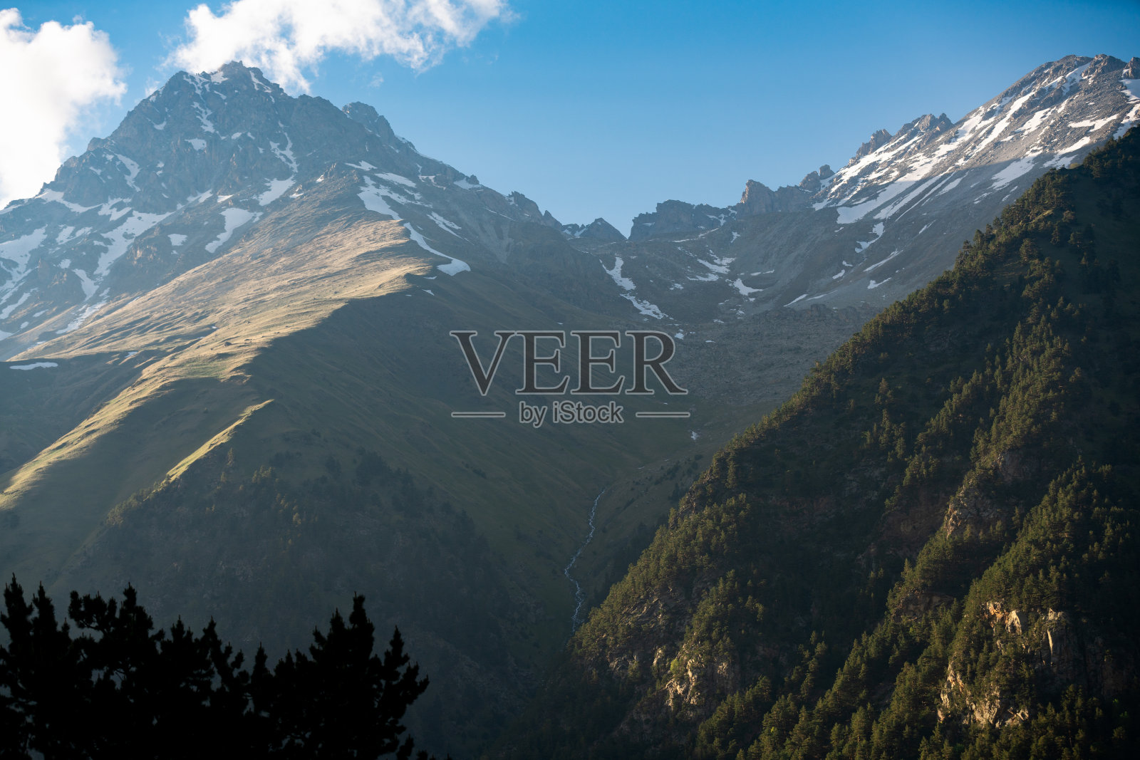 高加索山脉的哈萨克山。照片摄影图片