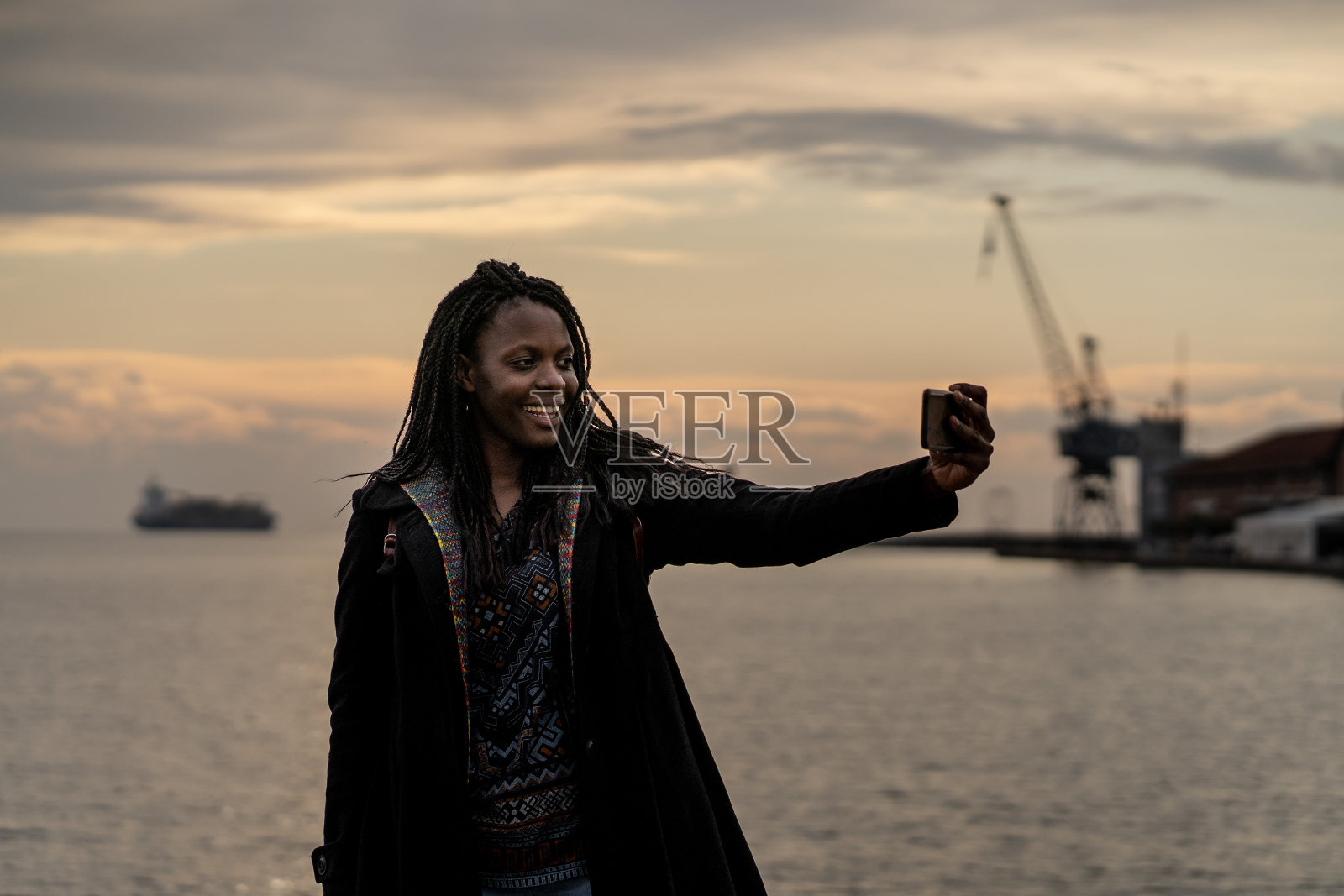 一名年轻女子在港口自拍照片摄影图片