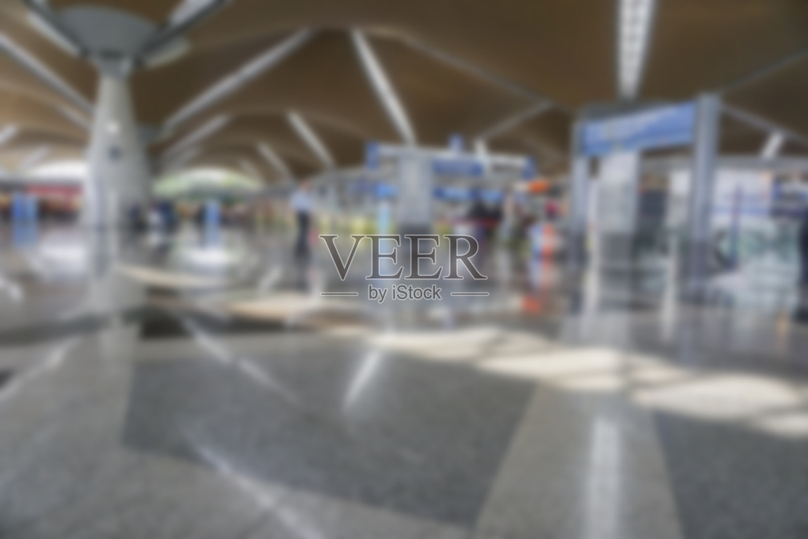 机场航站楼的人们用散景灯光模糊背景。照片摄影图片