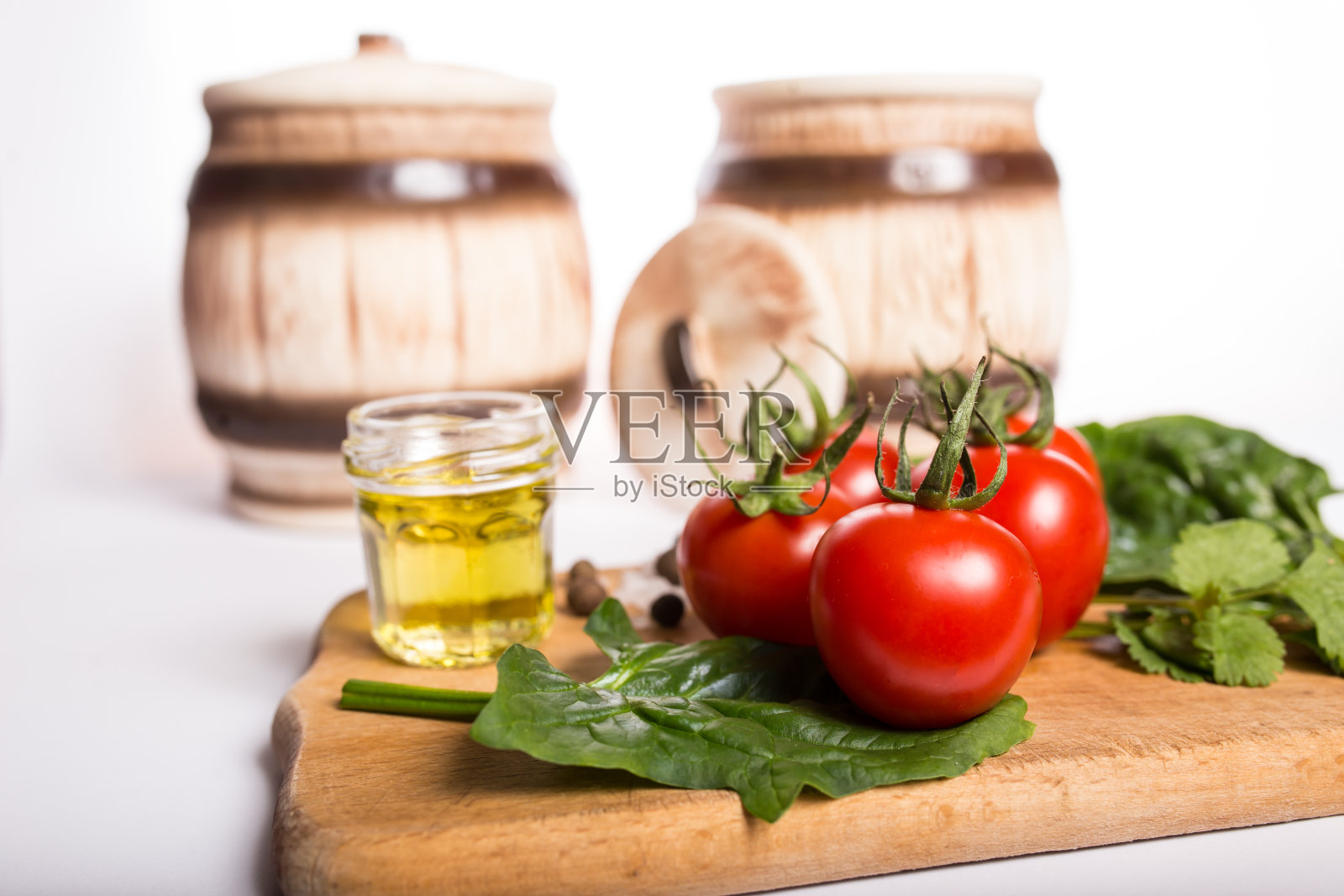 西红柿,橄榄油,香草,白色背景照片摄影图片