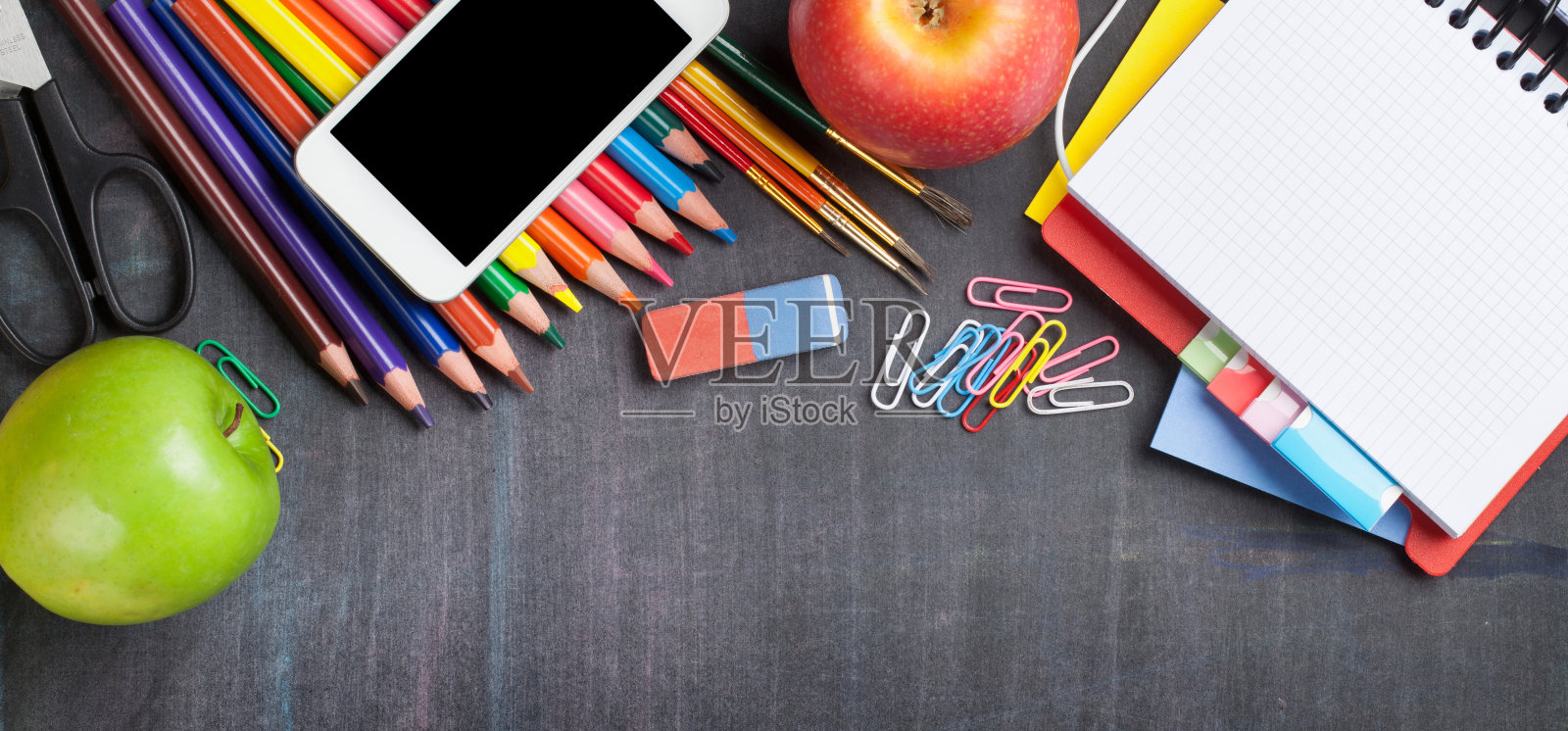 学校用品的黑板背景照片摄影图片