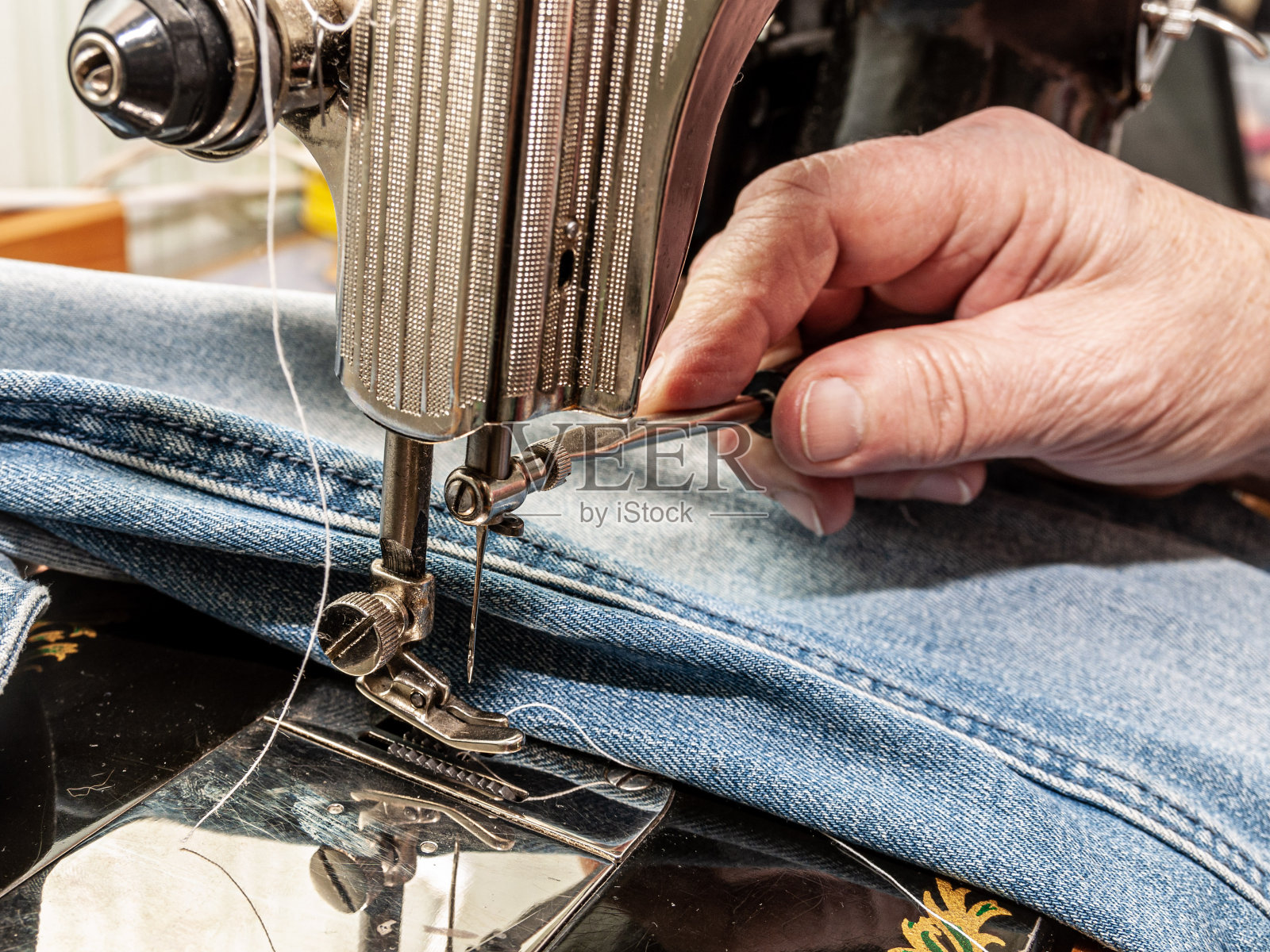 缝纫机与服装照片摄影图片
