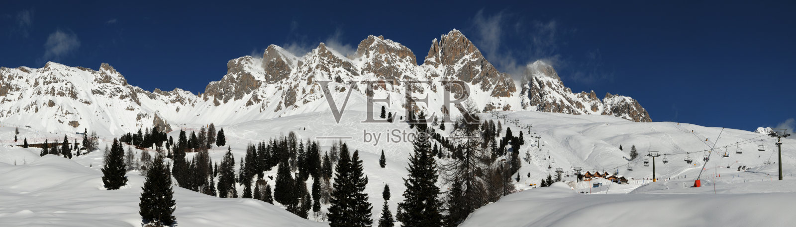 在圣佩莱格里诺山口Dolomites和滑雪斜坡美丽的西玛Uomo组全景。Val di Fiemme在意大利。照片摄影图片