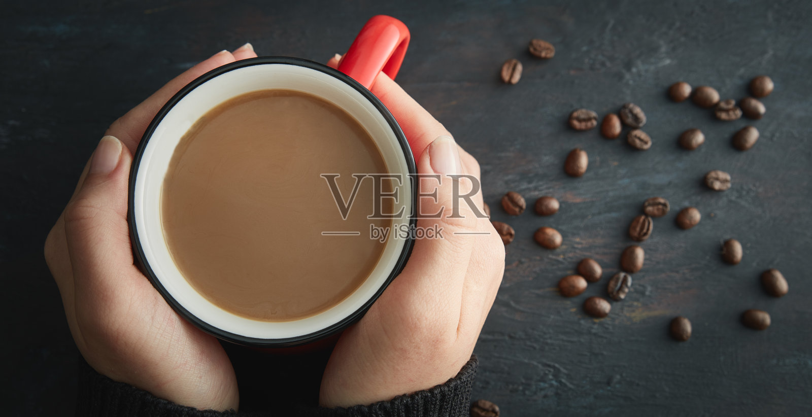 咖啡杯和女人的手照片摄影图片