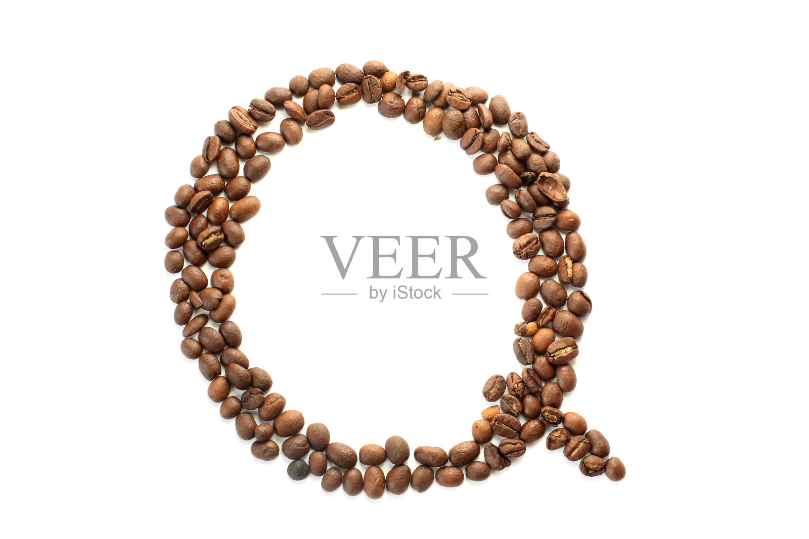 咖啡豆。白色背景上用咖啡豆制成的字母Q。棕色(的)照片摄影图片