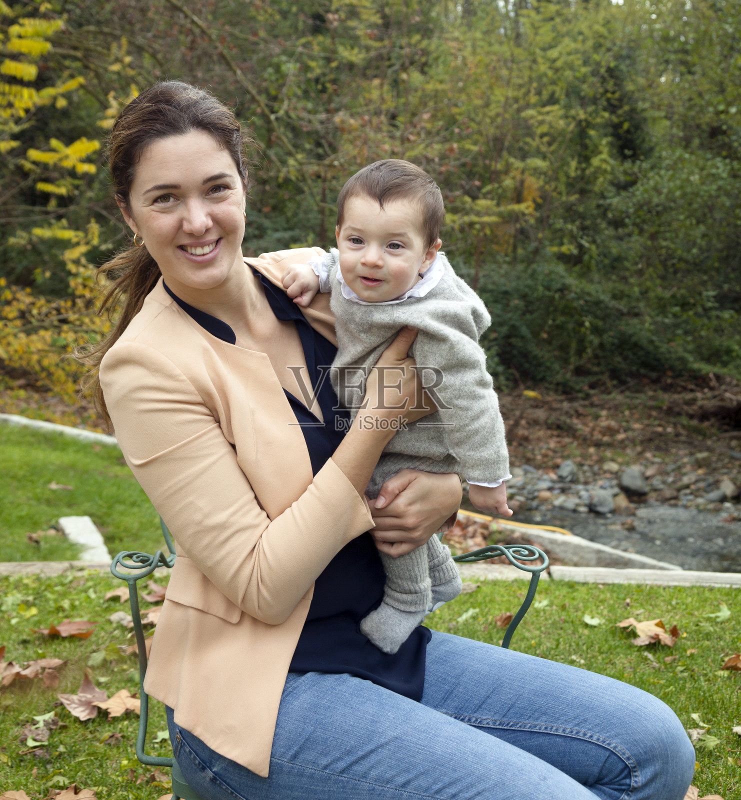 小男孩和妈妈在花园里照片摄影图片