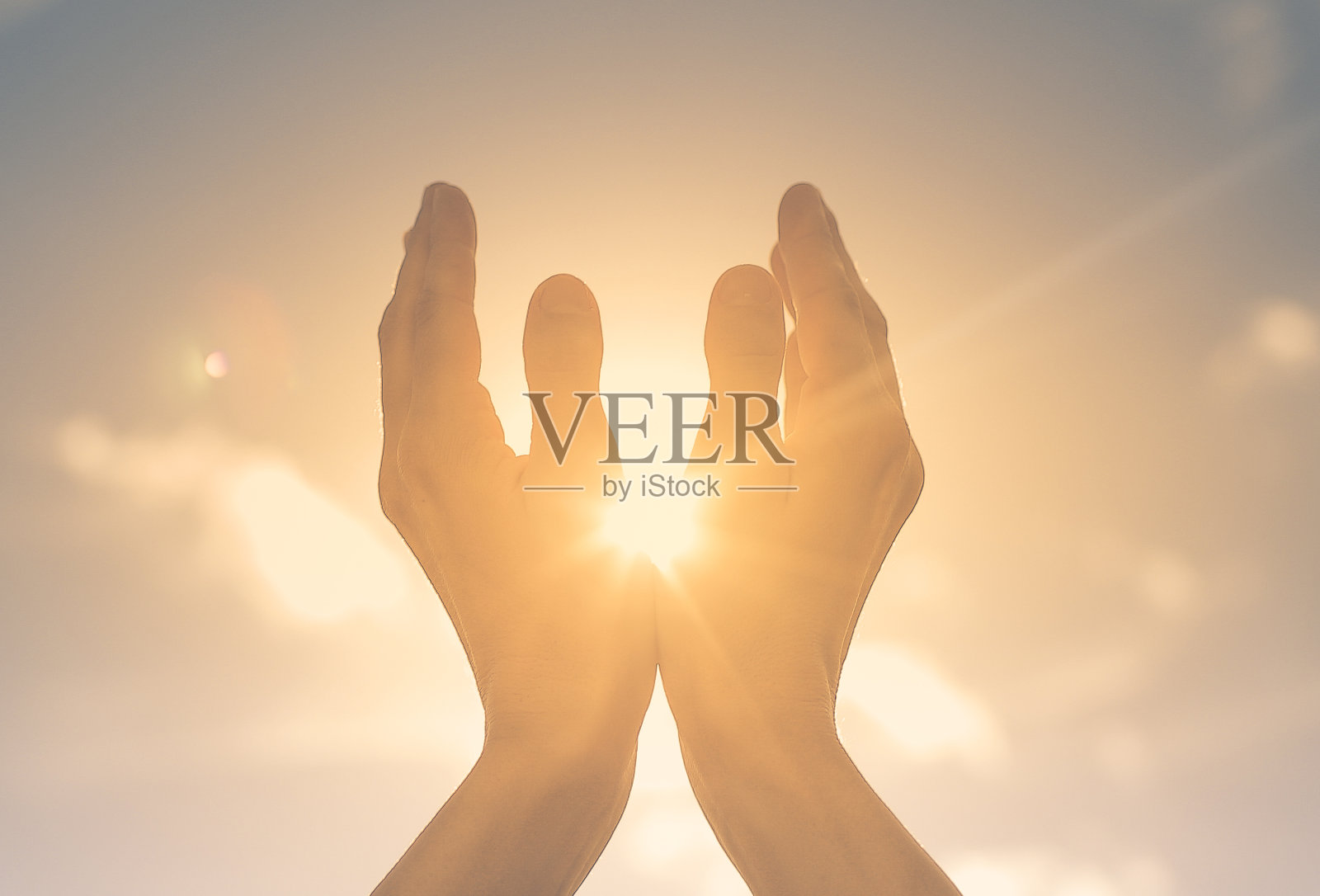 黎明时分,女人的双手捧着太阳。照片摄影图片