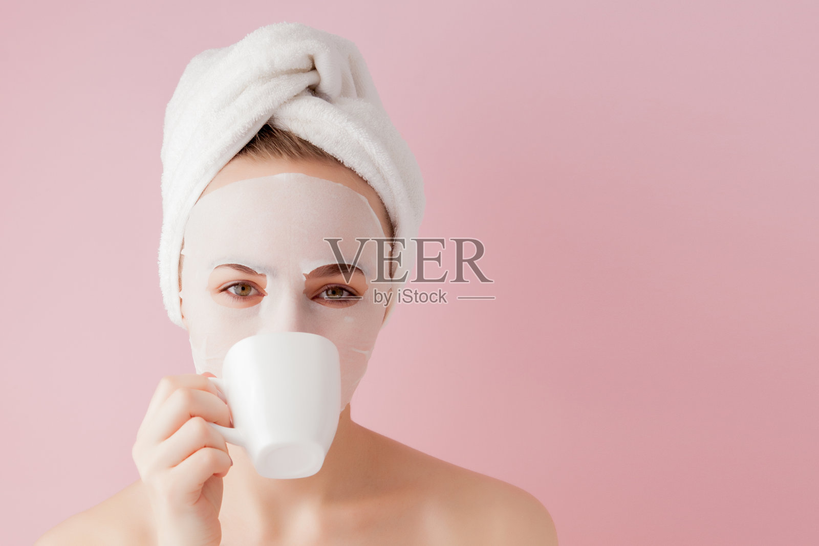 肖像美丽的女孩在浴衣与一杯茶,放松概念金发女人穿着浴衣和毛巾在头上淋浴后。浴衣和头巾的Spa女人照片摄影图片