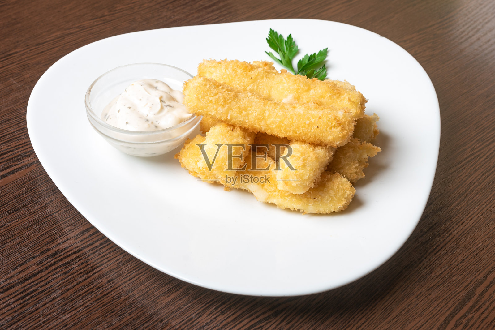 配酱汁和香草的奶酪条照片摄影图片