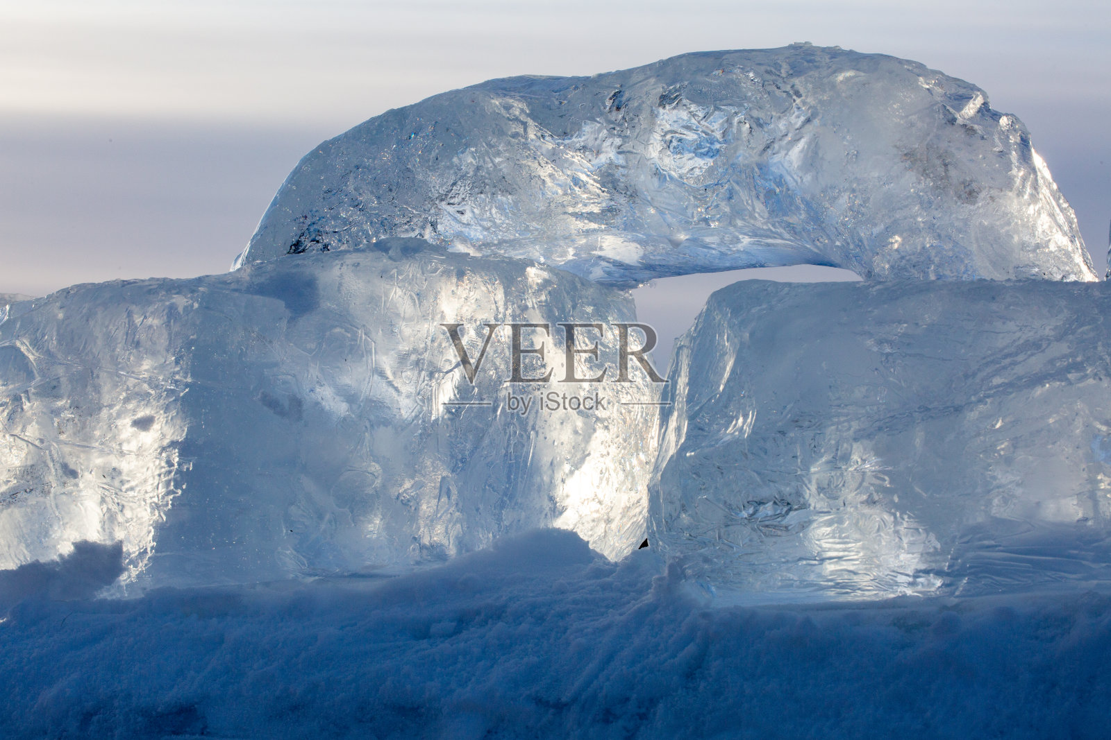 阳光照射下的河面冰雕。照片摄影图片