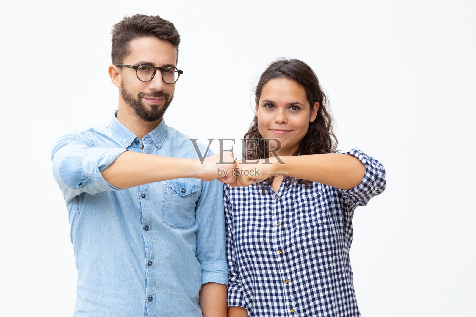 满足年轻夫妇触摸拳头照片摄影图片