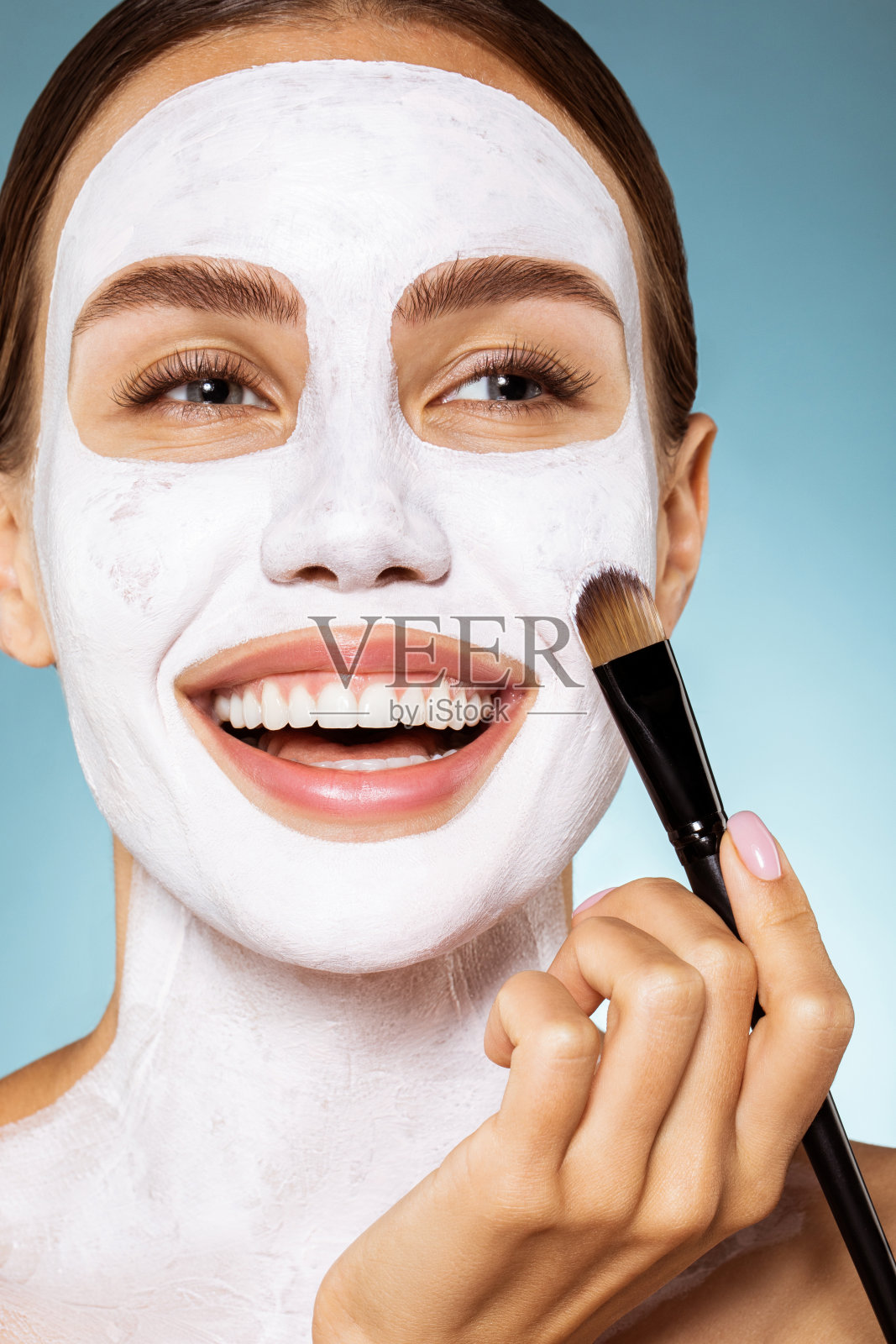 敷面膜的快乐年轻女孩照片摄影图片