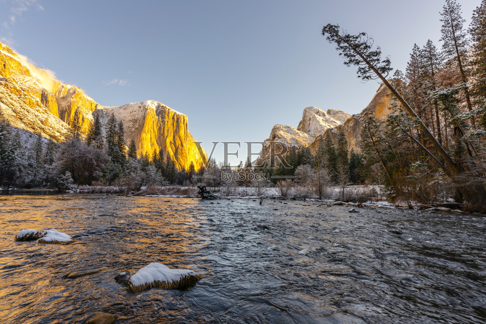冬季暴风雪后的约塞米蒂国家公园照片摄影图片