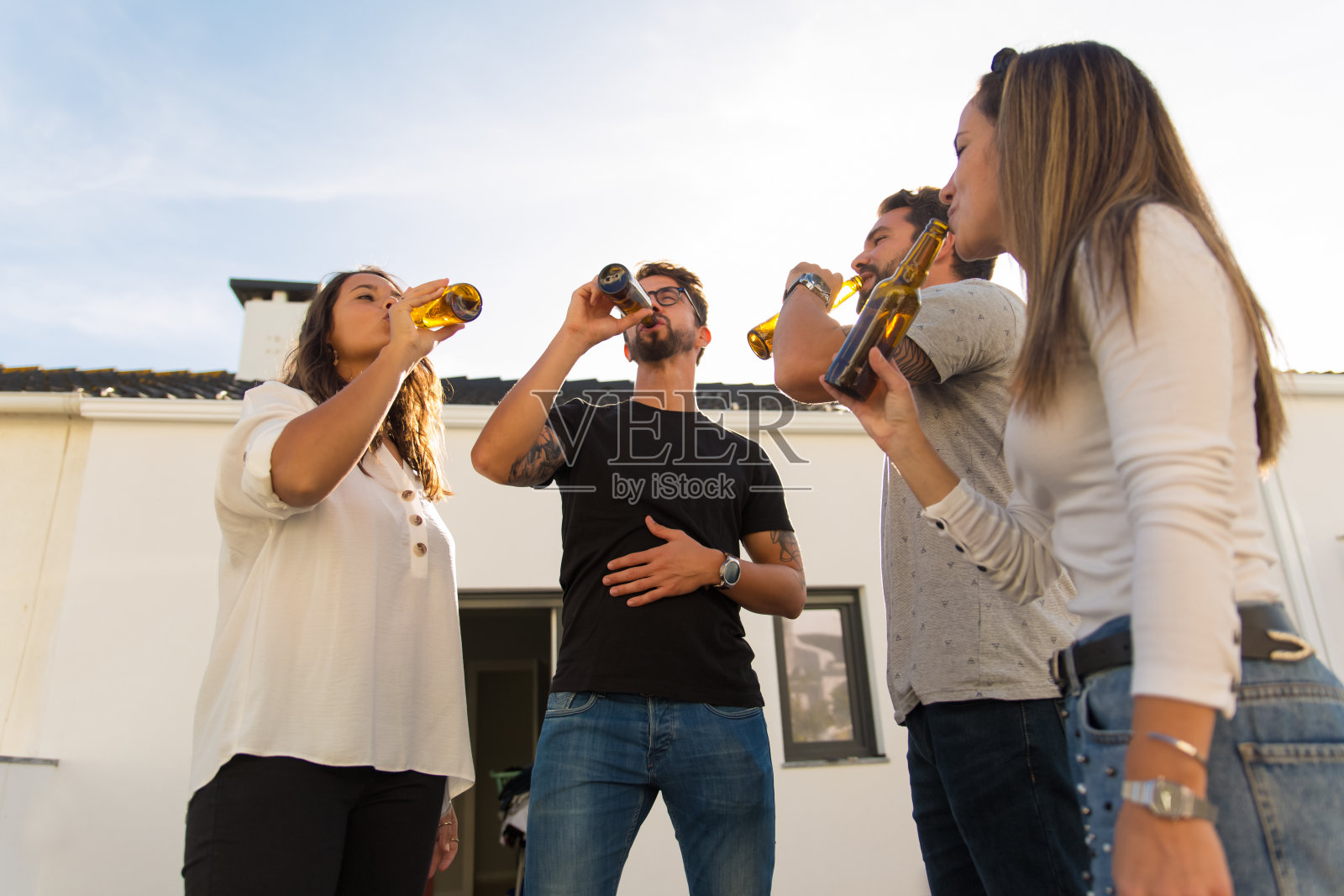 朋友们在阳台上喝啤酒的低角度镜头照片摄影图片