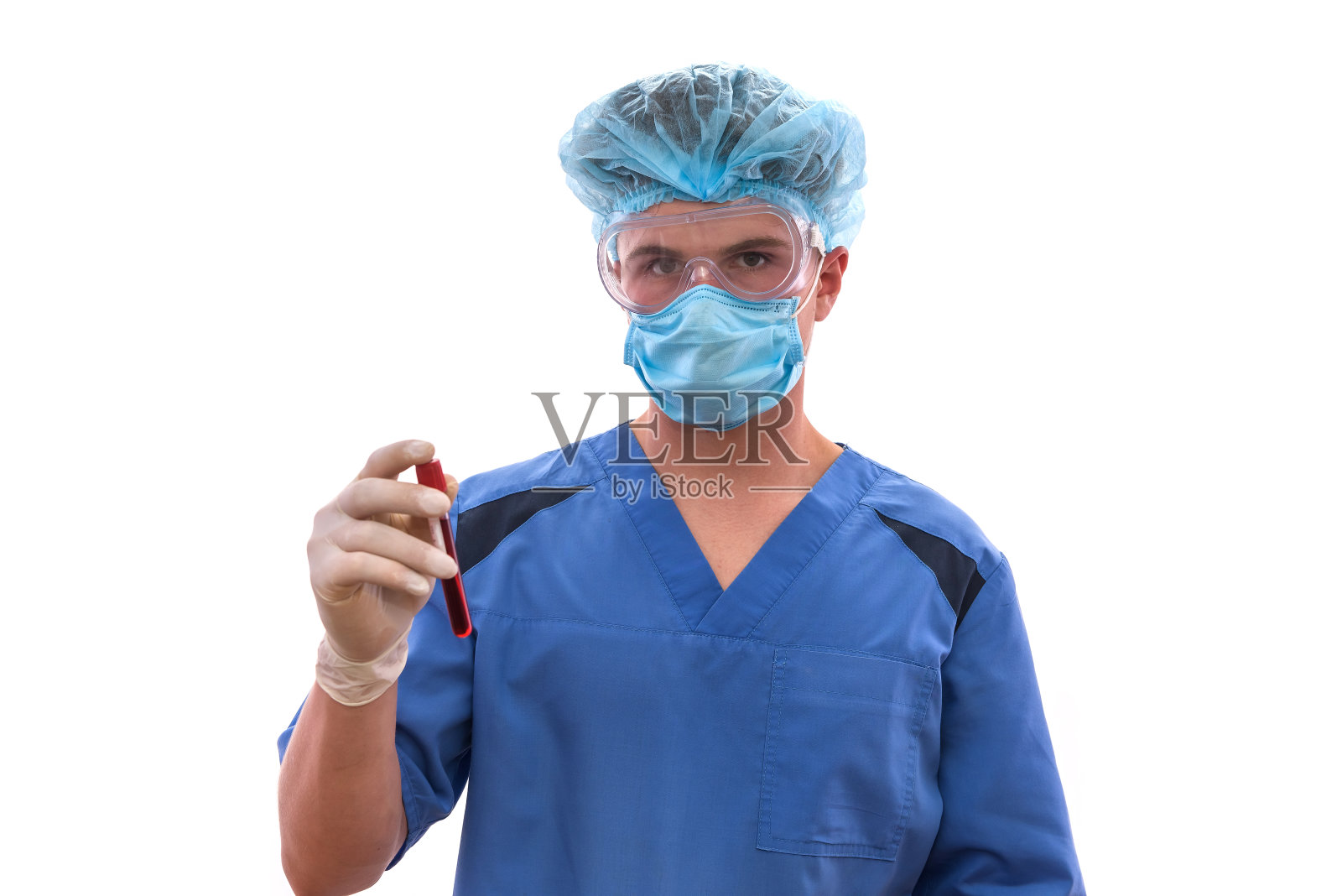 化学与实验室实验概念,身穿医用制服和防护手套的男子手持红色试管照片摄影图片