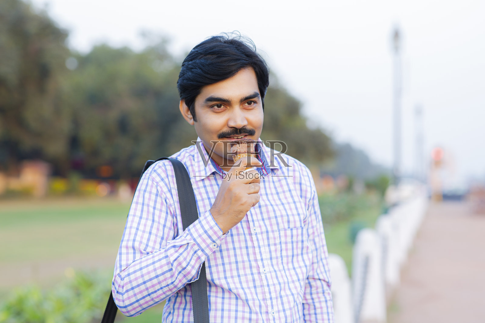 吃冰淇淋的男人照片摄影图片