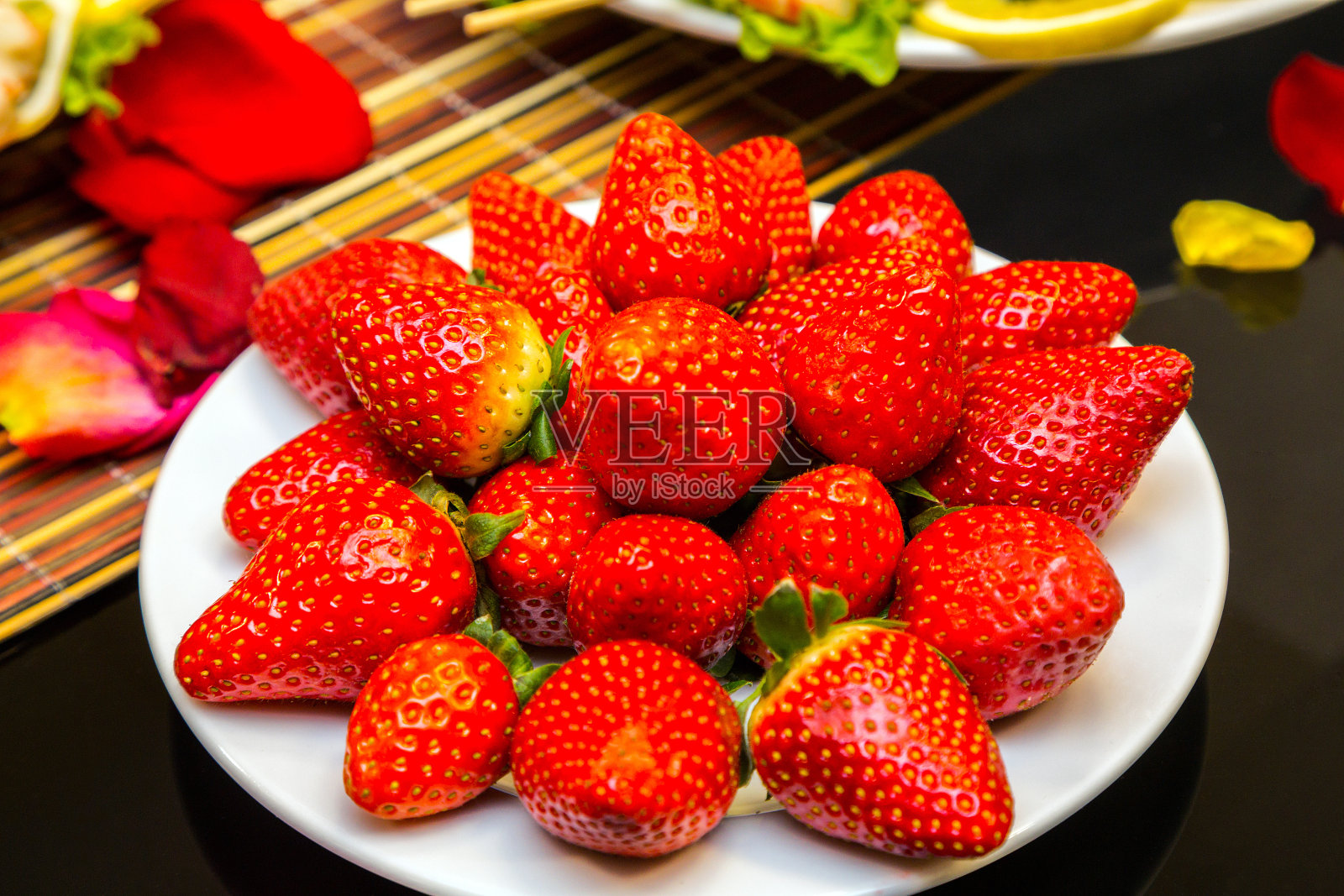 成熟的草莓照片摄影图片