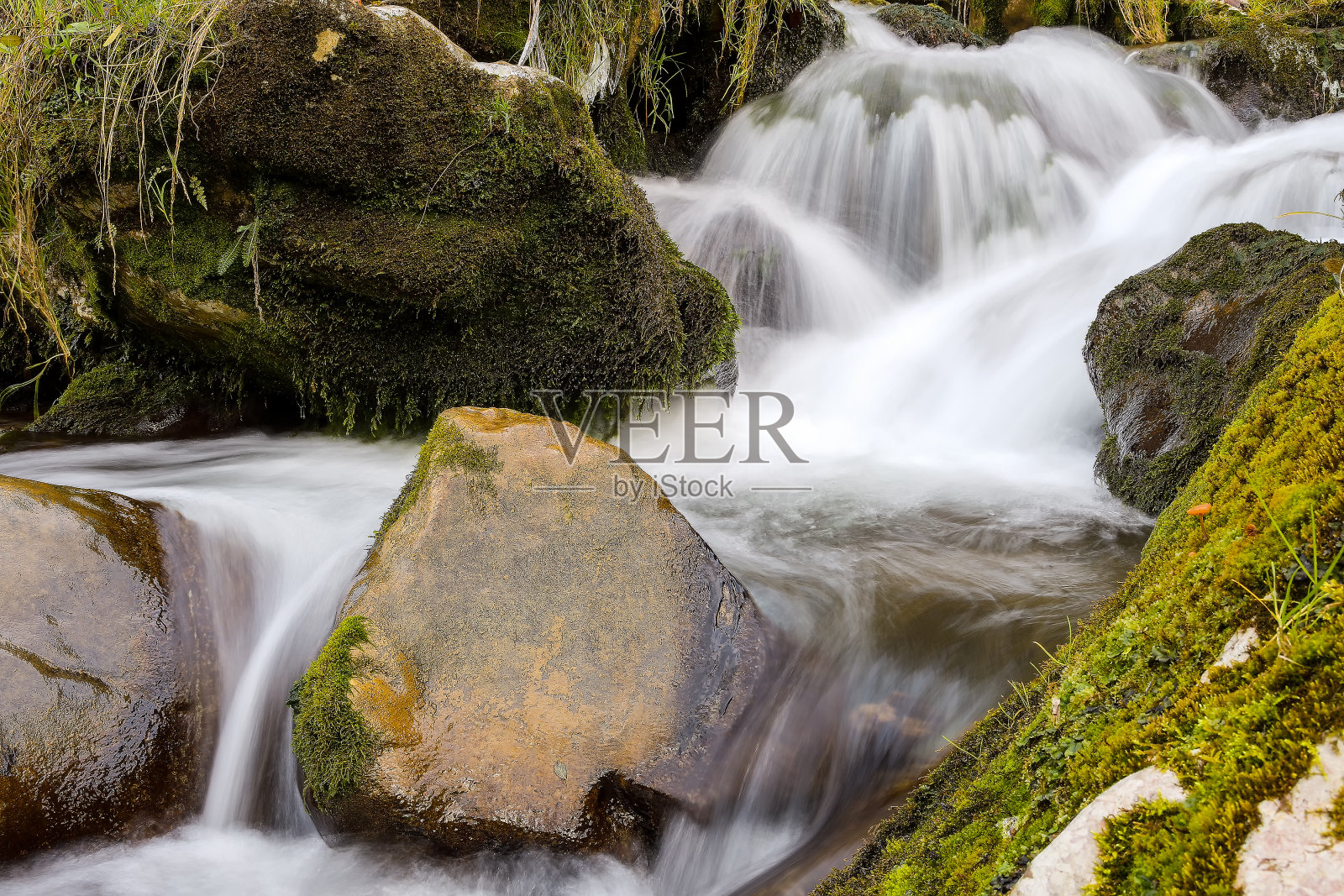 秋天森林里的小瀑布照片摄影图片