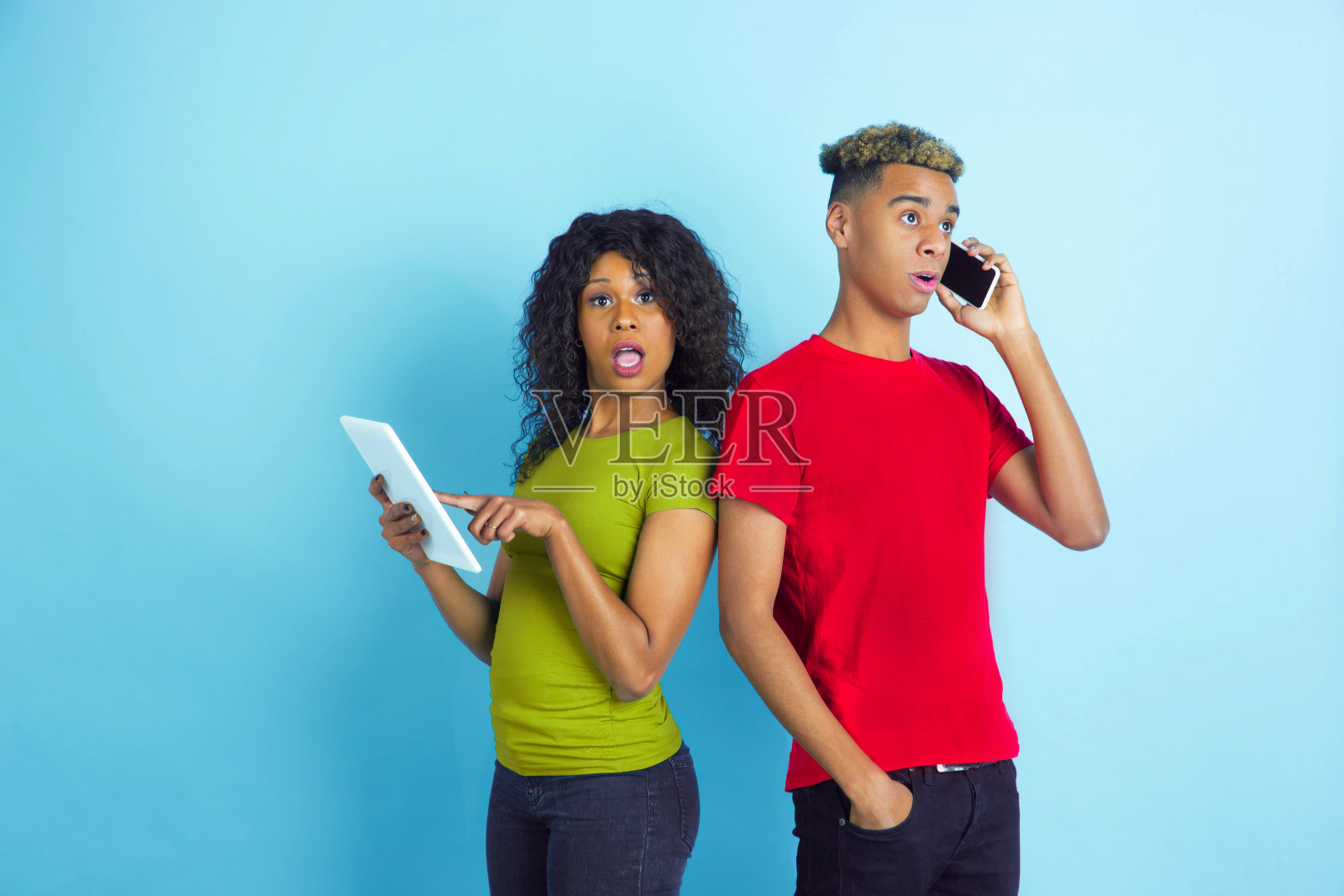 蓝色背景的年轻黑人男女照片摄影图片