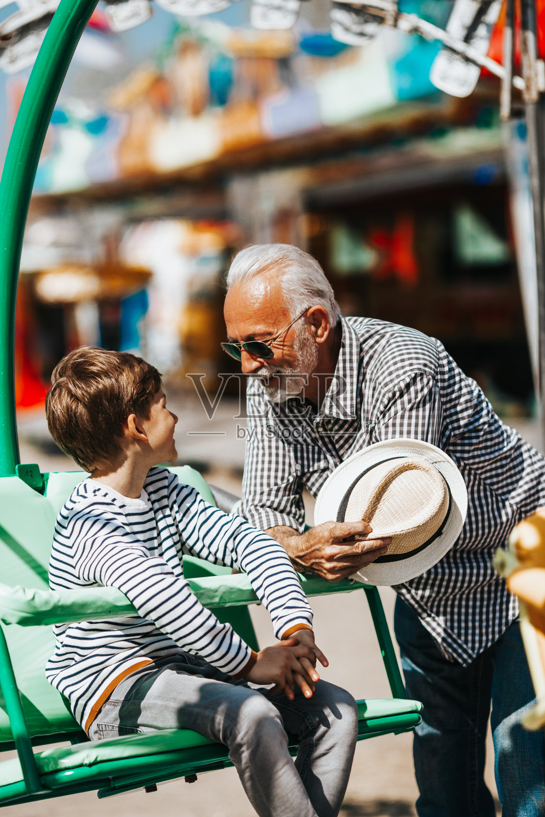 爷爷和孙子游乐园好玩照片摄影图片
