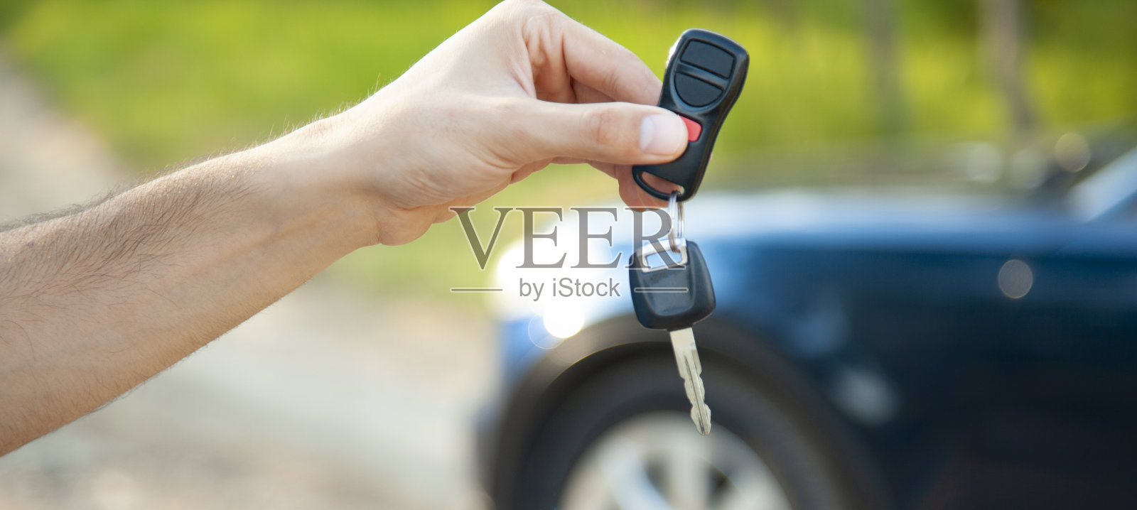 在大自然中,人手持钥匙开着车照片摄影图片