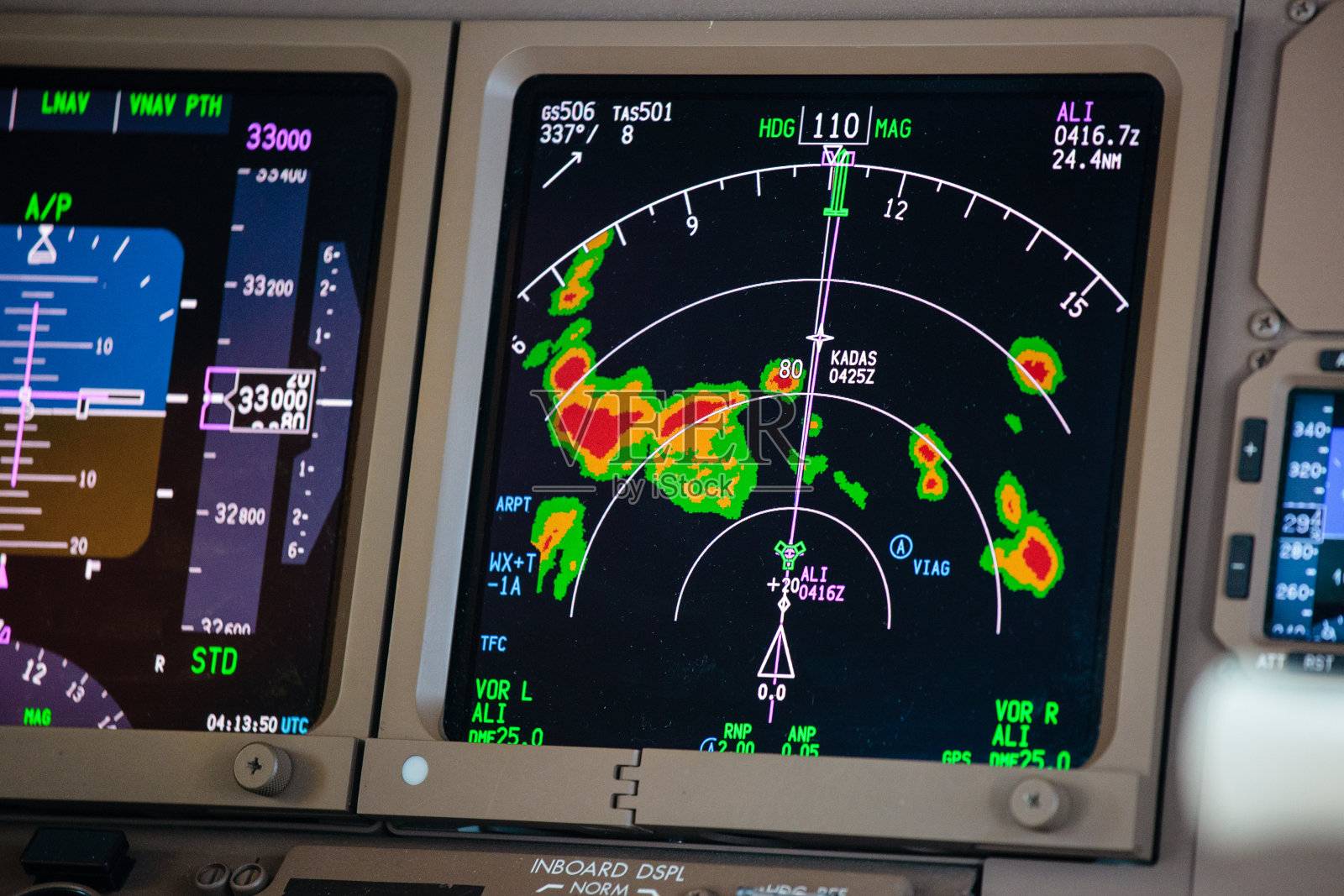 驾驶舱内显示雷暴的天气雷达照片摄影图片