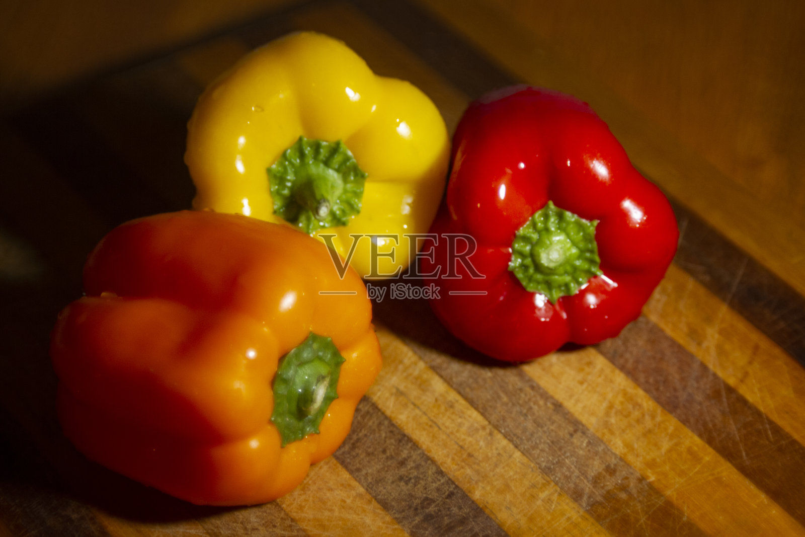 把甜椒放在砧板上照片摄影图片