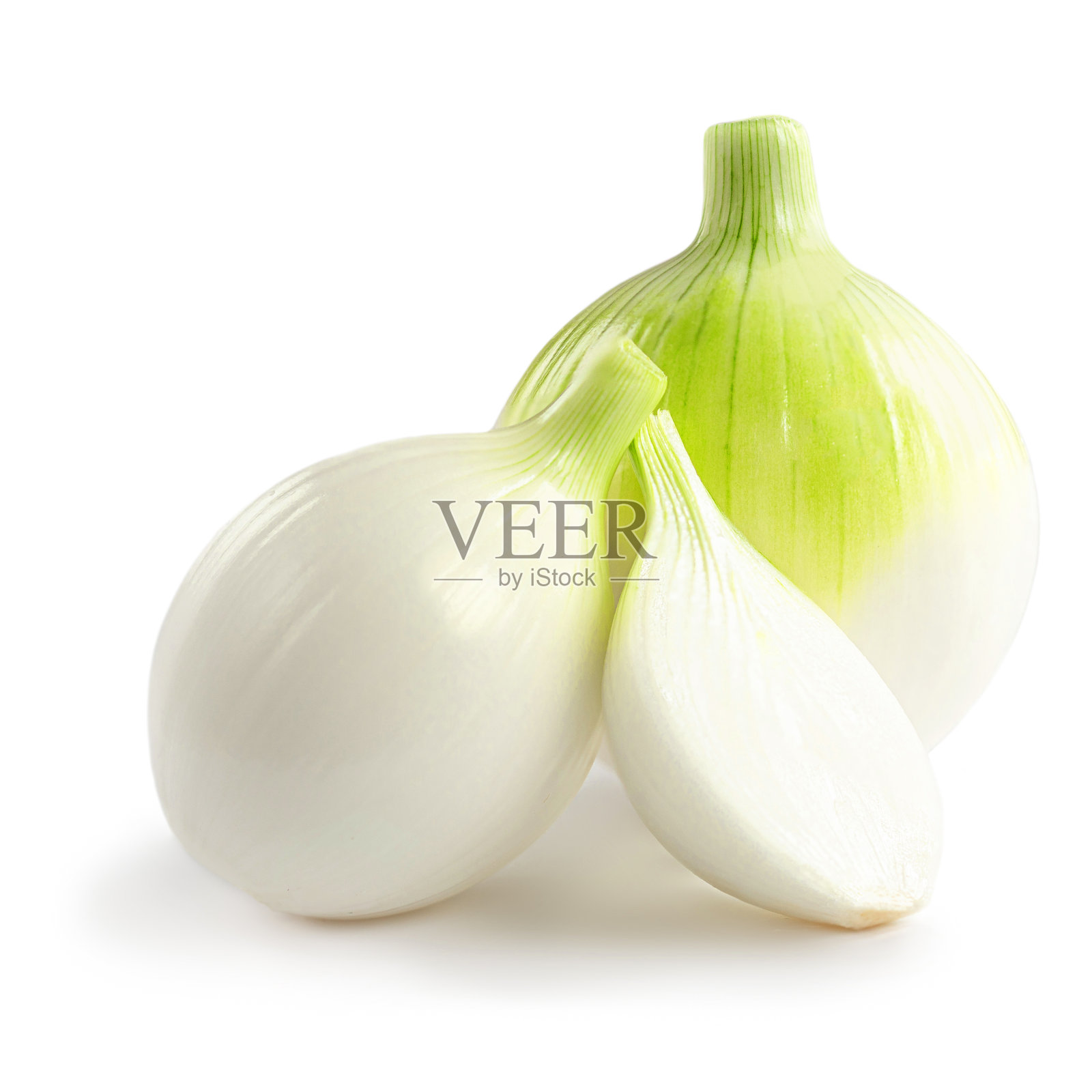 洋葱孤立在白色背景上。新鲜的整块洋葱和切好的洋葱照片摄影图片
