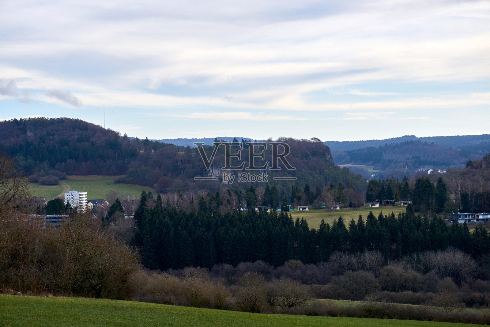 1月从德国艾费尔的gerolstein丘陵景观照片。照片摄影图片