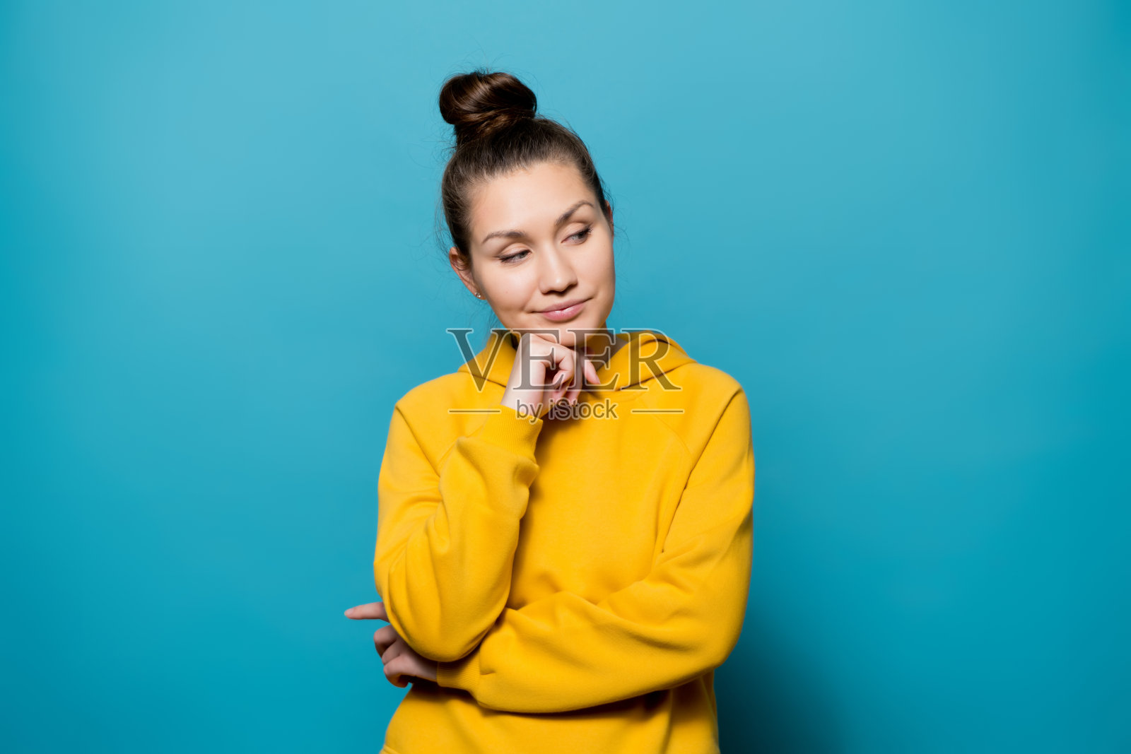 微笑并看向远方的漂亮女孩照片摄影图片