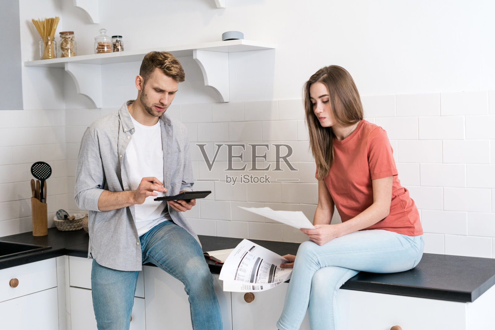 年轻的成年女友和男友在厨房度过周末照片摄影图片