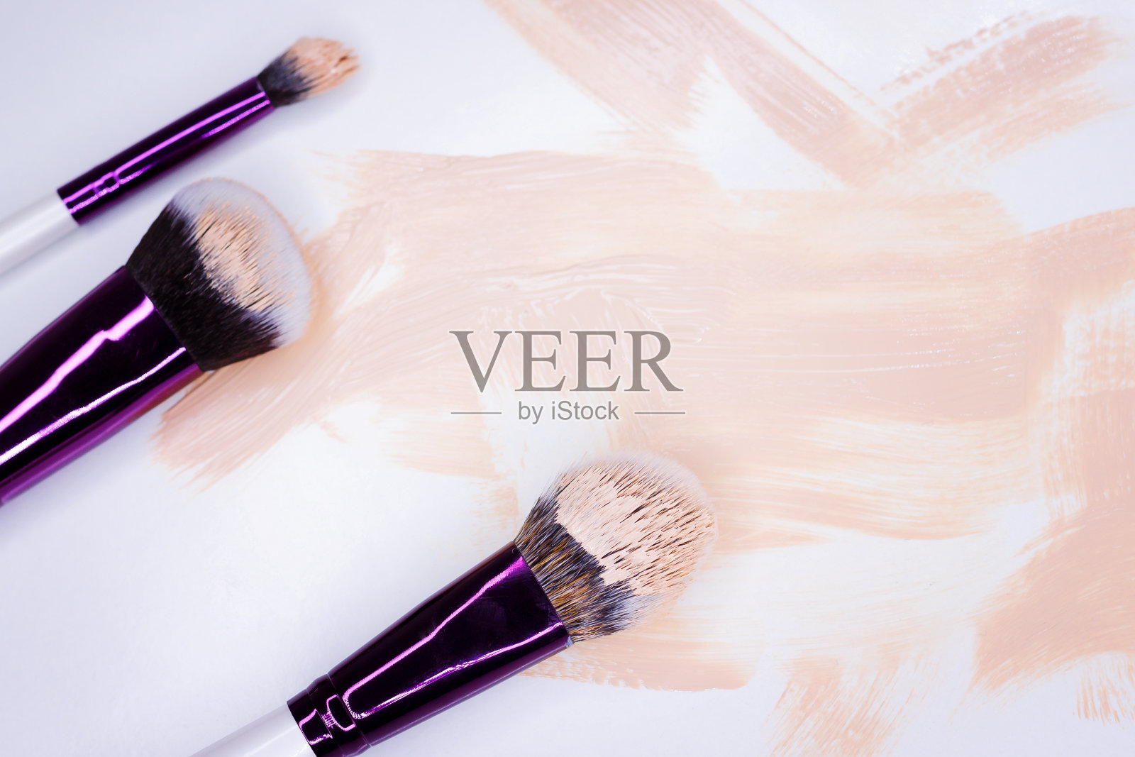 白色散粉中的化妆粉刷黑色背景照片摄影图片