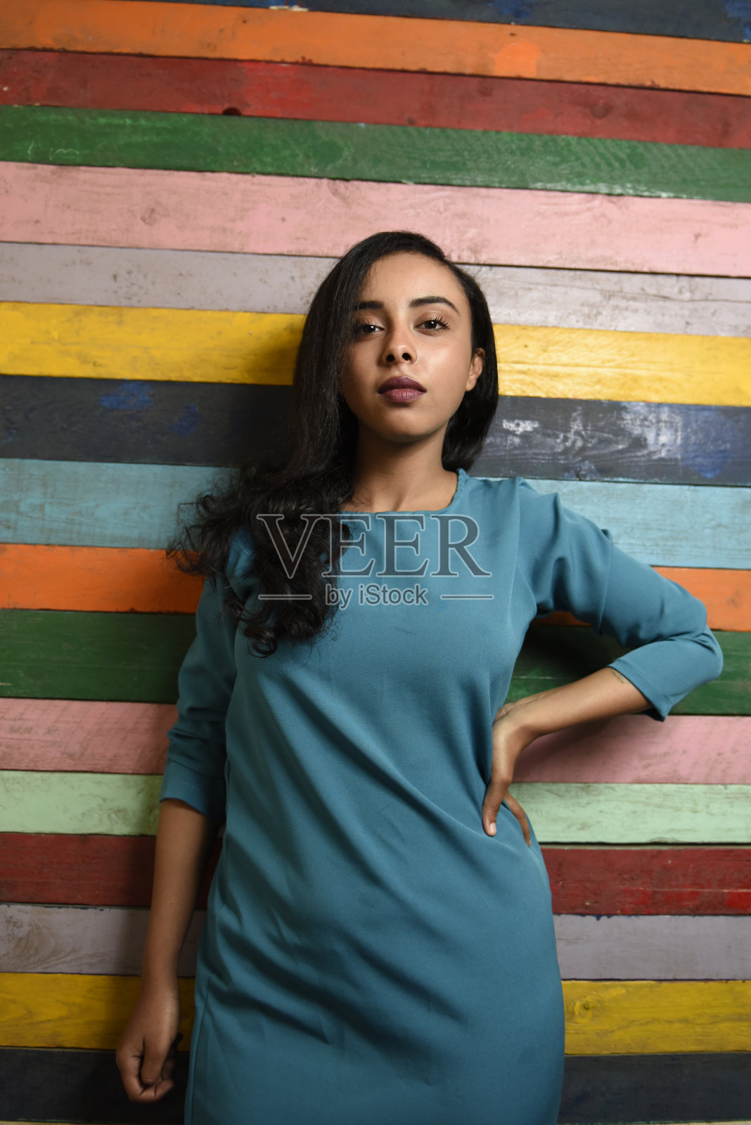 时尚人像:穿蓝色连衣裙的非洲女孩照片摄影图片