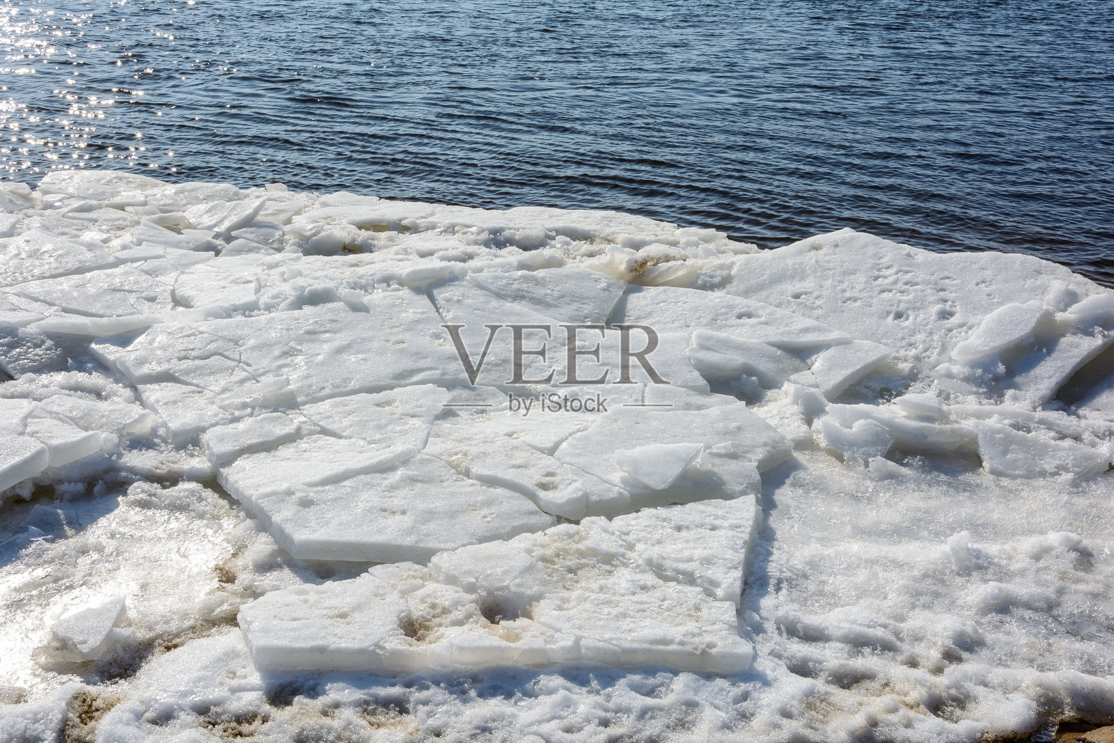早春时河上的冰聚集在一起照片摄影图片