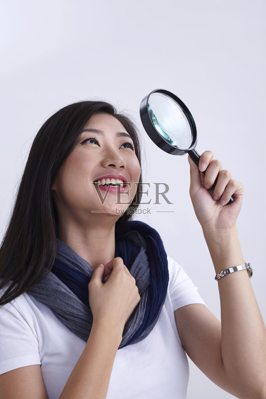 在白色背景上用放大镜的女人照片摄影图片