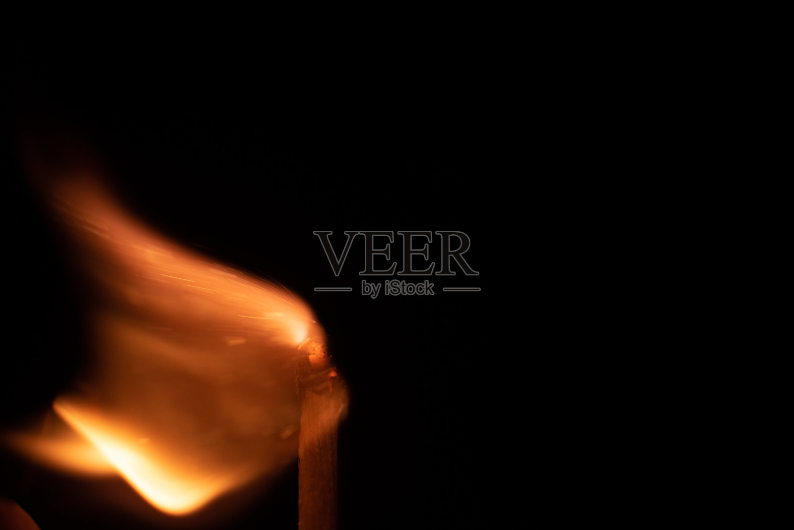 点火火柴用火花隔离在黑色背景空间上,为文字火的概念激情人物多样照片摄影图片