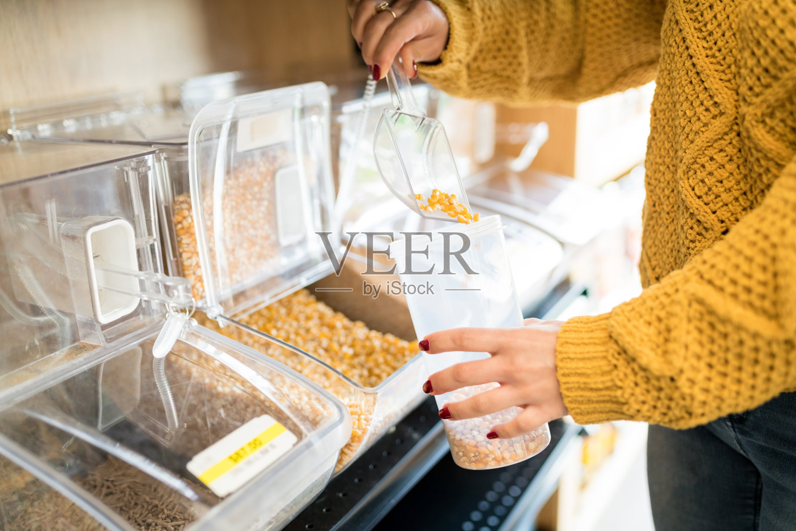 女性顾客在杂货店买食物照片摄影图片