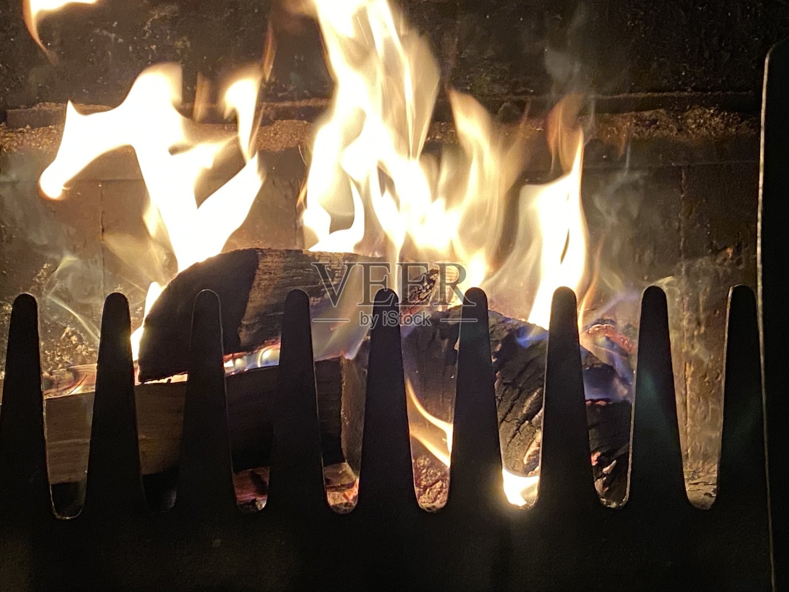 在壁炉里燃烧原木照片摄影图片