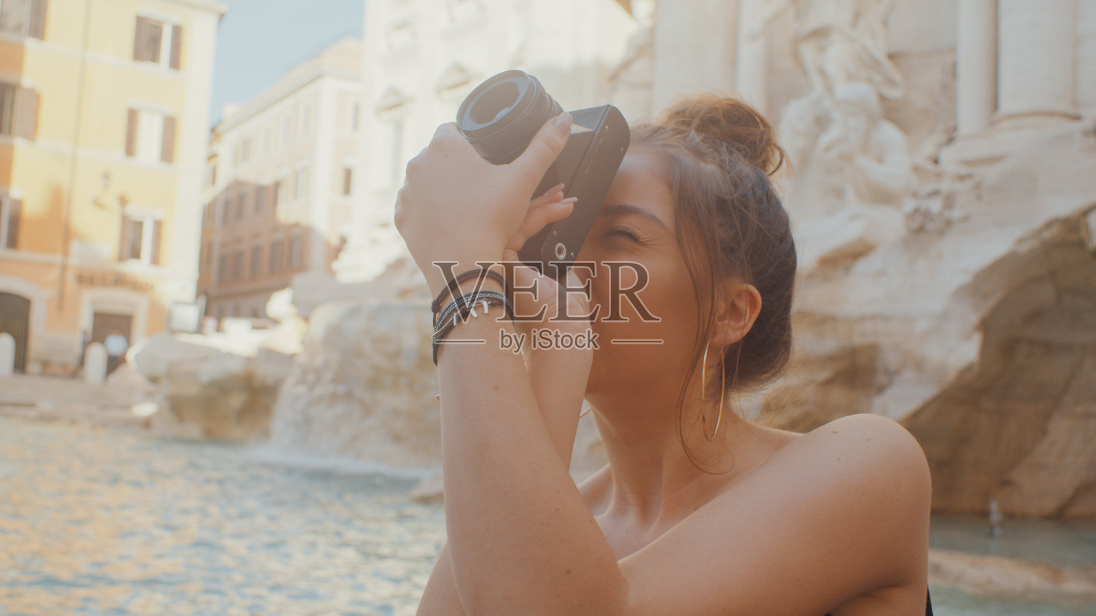 女孩在城市里拍照照片摄影图片