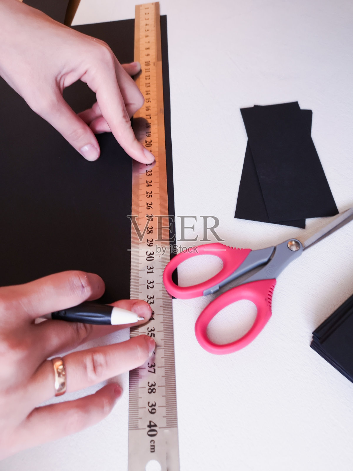 女设计师在工作室制作牛皮纸信封的特写,设计和手工概念照片摄影图片