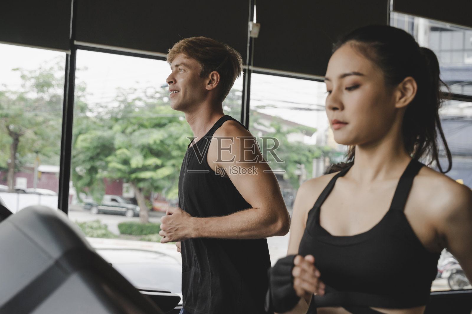 跑步:亚洲年轻人身材苗条的帅哥在健身房的跑步机上跑步进行有氧运动,以保持身体健康,健美运动员,健身锻炼运动概念照片摄影图片