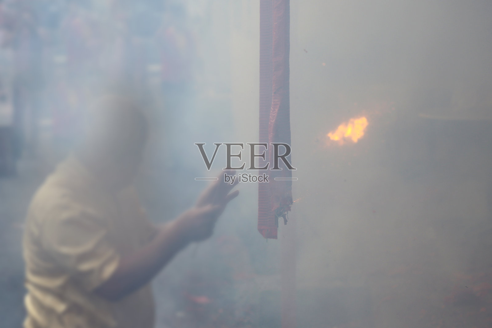 中国新年:传统的鞭炮和舞狮表演照片摄影图片