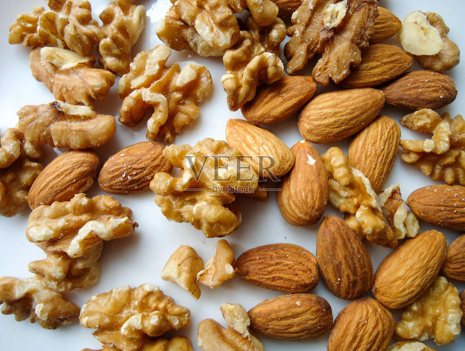 杏仁和核桃混合在一起照片摄影图片