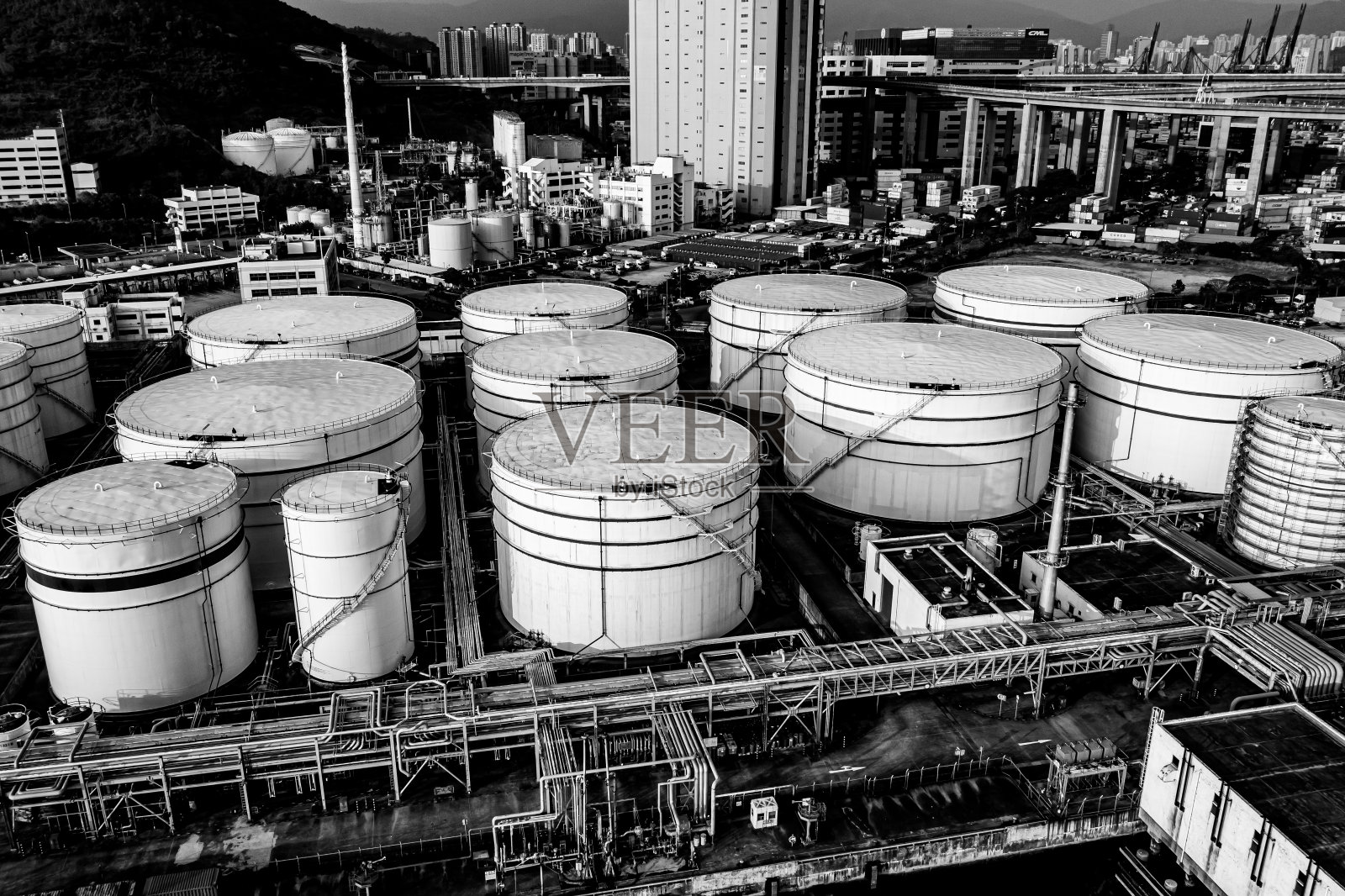 香港青衣港口内的储油罐照片摄影图片