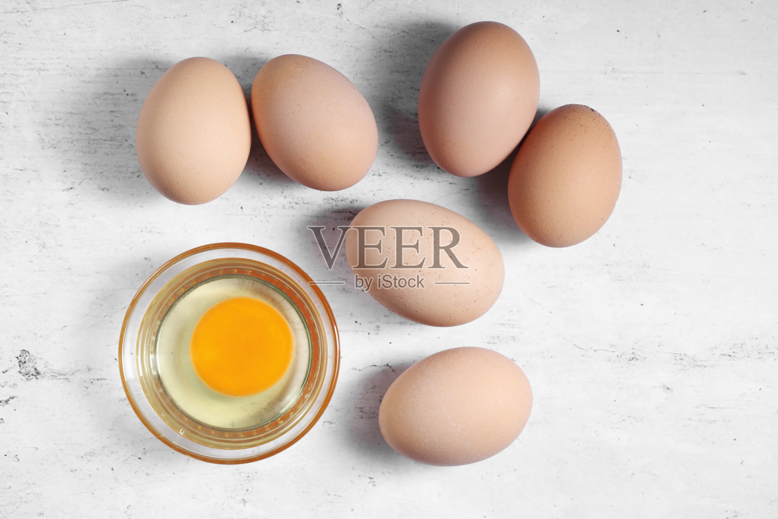 乡村背景下的一组生鸡蛋,阁楼式厨房炒鸡蛋的配料照片摄影图片